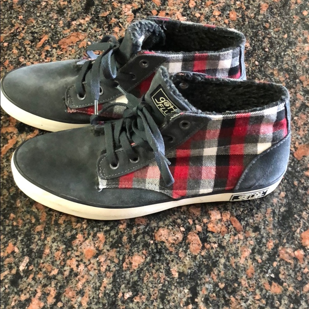Sz 8 grey leather and plaid hightop lined sneakers